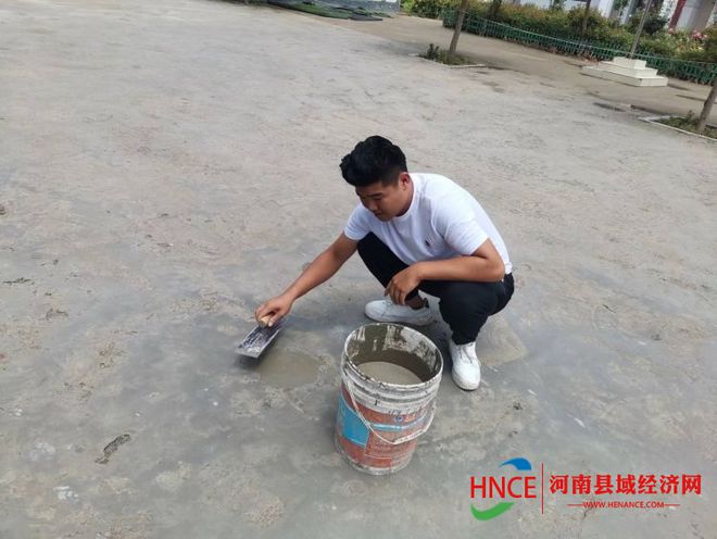 永城市新桥镇温油坊村青年高天博永利义务为母校美化运动场