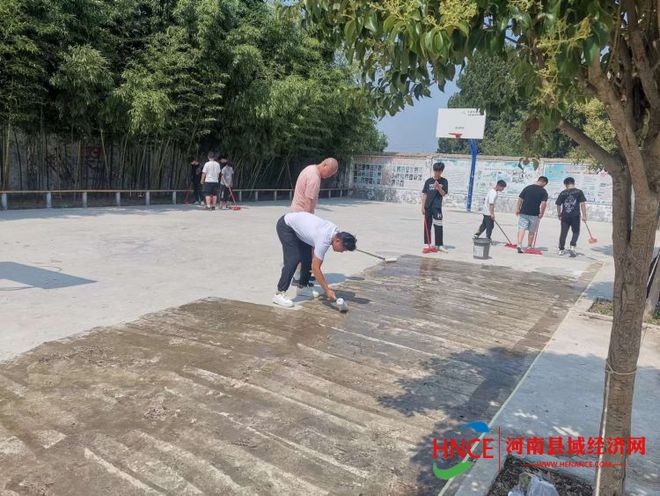 永城市新桥镇温油坊村青年高天博永利义务为母校美化运动场(图2)