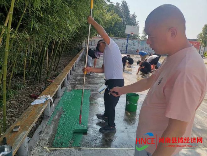 永城市新桥镇温油坊村青年高天博永利义务为母校美化运动场(图3)