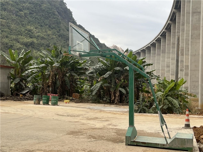 中交路建平昭高速TJ1分部为天博栽培嵅村打造篮球场